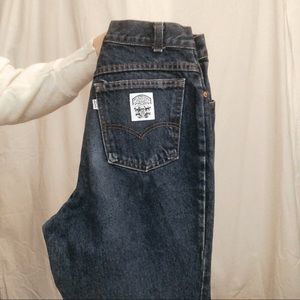 High Waisted Straight Leg Levi’s - Med Blue Wash